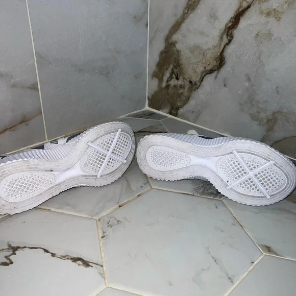 Puma Metallic Sneakers | Size: 7 - Picture 6 of 7